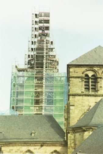 Kirchturm mit Baugerüst